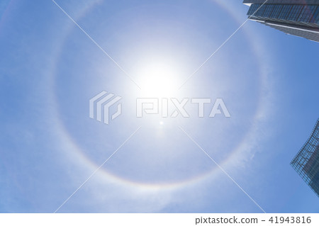 彩虹掛在陽光下·光暈現象·丸之內高樓大街2018年6月30日陰雨天氣 41943816