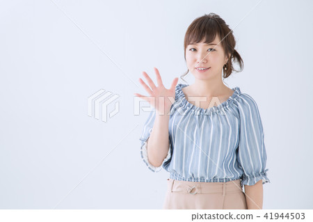 A woman who poses 5 A woman who poses 5 41944503