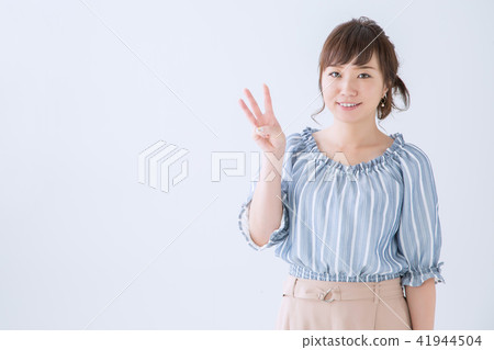 A woman who poses 3 A woman who poses 3 41944504