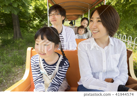 乘火車遊遍遊樂園的一家人 乘火車遊遍遊樂園的一家人 41944574