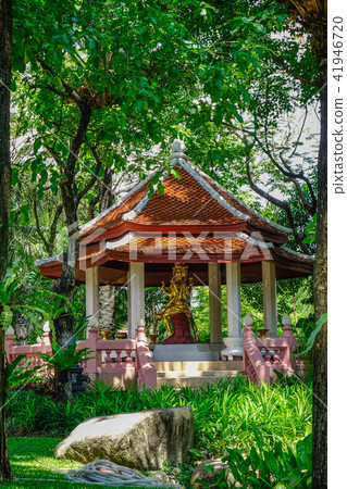 Small Buddhist temple with garden 41946720