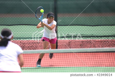 女子青少年網球運動員反手擊球 41949014