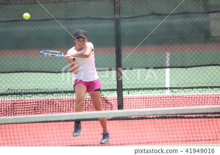 女子青少年網球運動員反手擊球 女子青少年網球運動員反手擊球 41949016