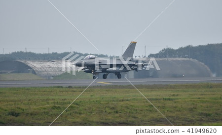 美國空軍的F-16戰鬥機降落在青森縣的三澤基地 美國空軍的F-16戰鬥機降落在青森縣的三澤基地 41949620
