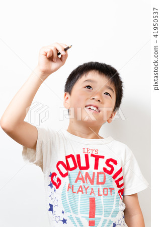 一個男孩用鉛筆 41950537