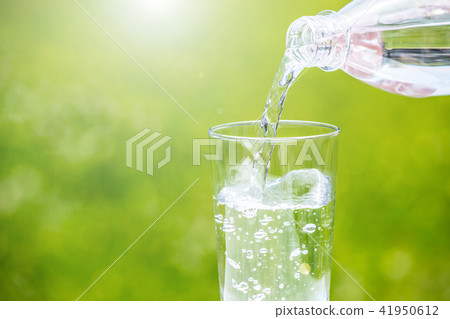 Pour water 41950612