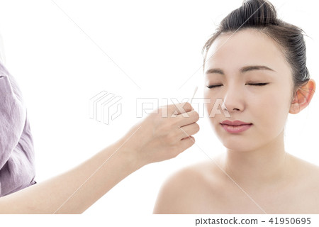 眼睛使年輕女士美容形象專業服務 41950695