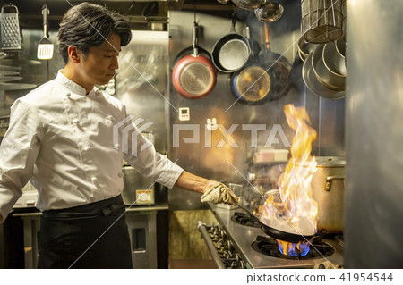 Flambé scene _ 40's chef 41954544