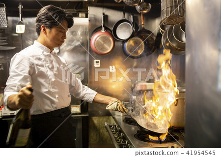 Flambé scene _ 40's chef 41954545