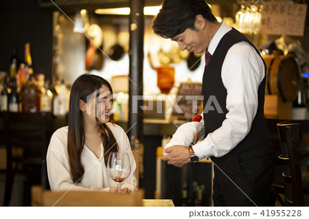 Sommelier recommending women for wine 41955228