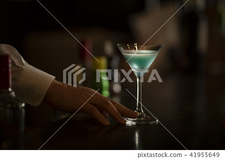 20多歲的女性在酒吧喝酒 20多歲的女性在酒吧喝酒 41955649