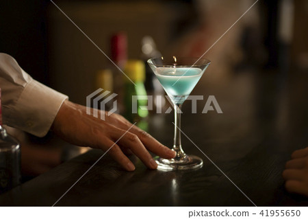20多歲的女性在酒吧喝酒 20多歲的女性在酒吧喝酒 41955650