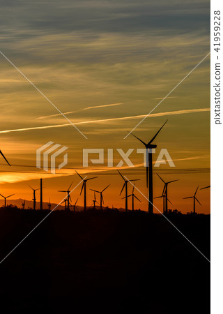 風力發電剪影垂直構成的風力發電 風力發電剪影垂直構成的風力發電 41959228