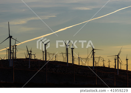 加州閃耀在早晨發光風車組的風力發電在棕櫚泉附近 41959229