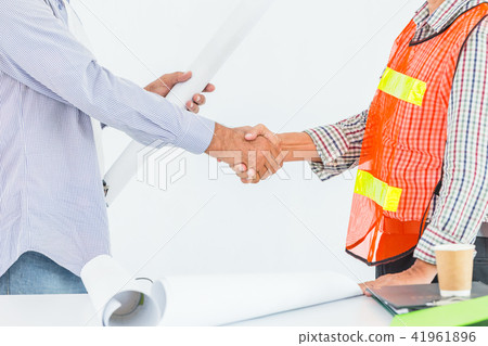 Engineer Constructor handshaking finish deal Engineer Constructor handshaking finish deal 41961896