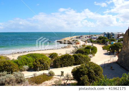 A port town near Perth in the capital of Western Australia, a round house of Fremantle to Rottnest Island, others 41962175