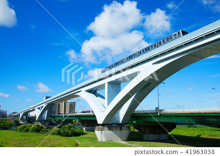 Fan Ohashi bridge over Arakawa and Territor Liner 41963038