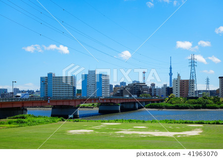 Nishiarai橋樑和東京天空樹橫穿Arakawa Nishiarai橋樑和東京天空樹橫穿Arakawa 41963070