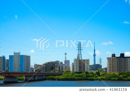 Nishiarai橋樑和東京天空樹橫穿Arakawa Nishiarai橋樑和東京天空樹橫穿Arakawa 41963159