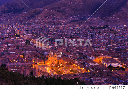 庫斯科鎮在晚上 41964517