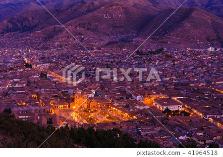 庫斯科鎮在晚上 41964518