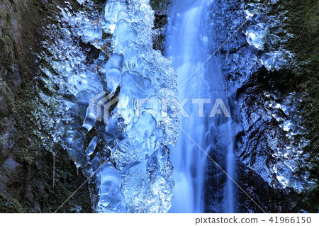 Ice of the seventh generation waterfall (Nanayo no taki) in Otakeyama of Ome 41966150