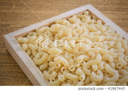 Elbow Macaroni or Gomiti Pasta in Wooden Tray 41967445