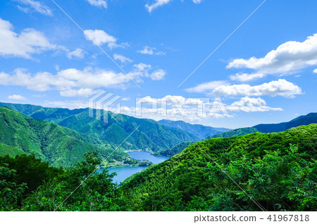 奧多摩旅遊路:從月亮第一個停車場看奧多摩湖 奧多摩旅遊路:從月亮第一個停車場看奧多摩湖 41967818