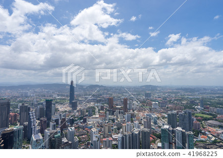 從KL塔天空甲板看的吉隆坡都市風景 從KL塔天空甲板看的吉隆坡都市風景 41968225