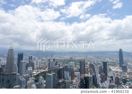 從KL塔天空甲板看的吉隆坡都市風景 從KL塔天空甲板看的吉隆坡都市風景 41968238