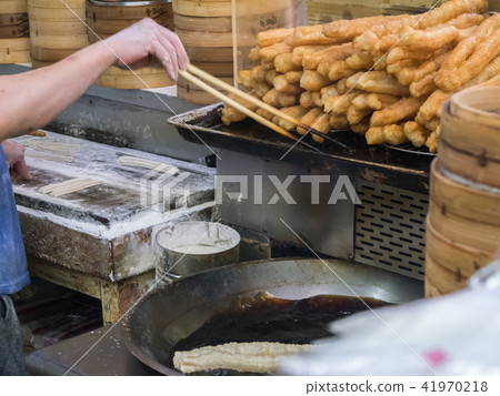 廚房場景:正在製作台灣早餐:油條和豆漿。 廚房場景:正在製作台灣早餐:油條和豆漿。 41970218