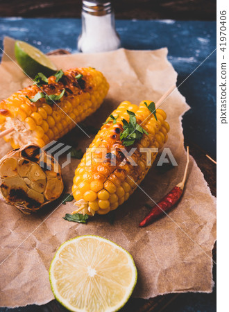 Grilled corn cobs  with garlic and pepper 41970406