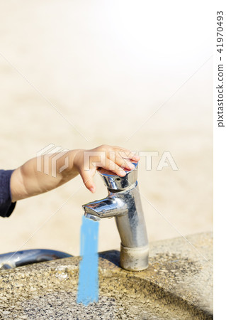 Children's hands pushing the park's drinking fountain and faucet Children's hands pushing the park's drinking fountain and faucet 41970493