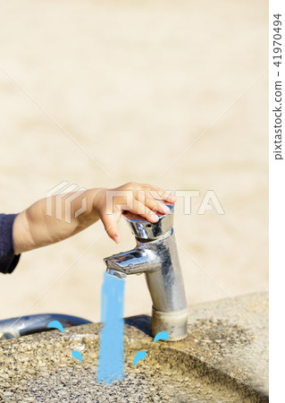 Children's hands pushing the park's drinking fountain and faucet Children's hands pushing the park's drinking fountain and faucet 41970494