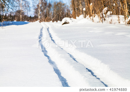 ski track on snow field in sunny winter day 41974880