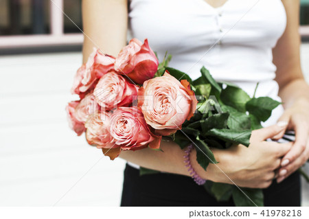 woman florist holding bouquet of pink roses woman florist holding bouquet of pink roses 41978218