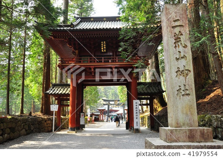 Nikko Futarasan Shrine tower gate and approach Nikko Futarasan Shrine tower gate and approach 41979554