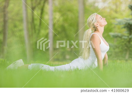 Young girl doing yoga in park 41980629
