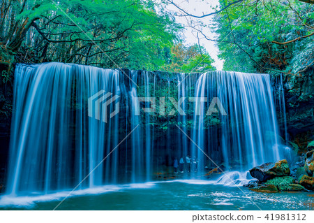 Fresh green Nabutaki Fall (Kumamoto Prefecture Aso County) Fresh green Nabutaki Fall (Kumamoto Prefecture Aso County) 41981312