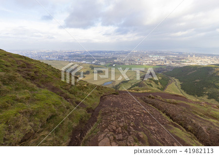 Landscape view of Holyrood Park in Edinburgh 41982113