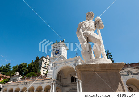 Statue of the 16 century. Statue of Hercules. 41983144