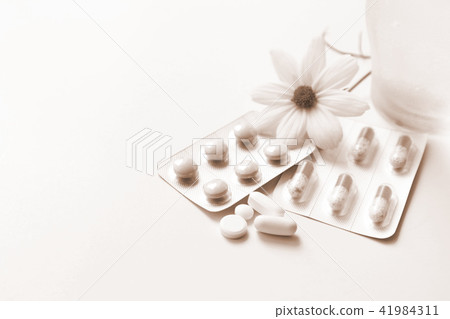 Medical image drinking medicine 41984311