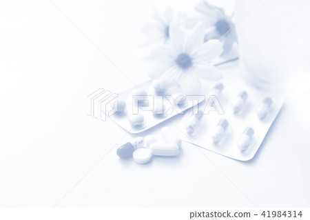 Medical image drinking medicine 41984314