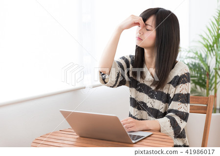 A woman using a computer 41986017