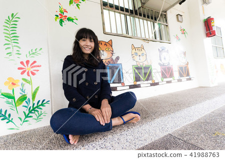 亞洲台灣台北猴硐貓村貓街景接拍模特兒女人女性 亞洲台灣台北猴硐貓村貓街景接拍模特兒女人女性 41988763