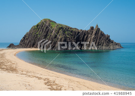 [Tateiwa] A natural monolith with a height of 20m that stands out over the Sea of Japan is a masterpiece! 41988945