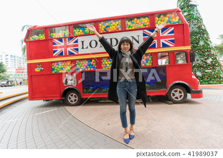 亞洲台灣台南大遠百火車站聖誕節耶誕節女性人像女生模特兒聖誕樹耶誕樹雪橇公車交通 亞洲台灣台南大遠百火車站聖誕節耶誕節女性人像女生模特兒聖誕樹耶誕樹雪橇公車交通 41989037