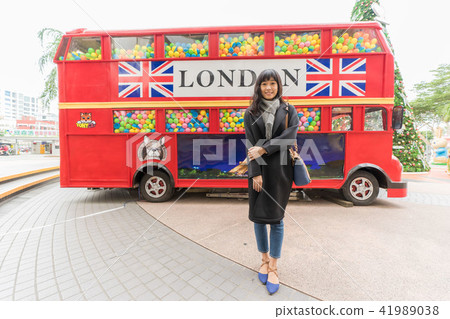 亞洲台灣台南大遠百火車站聖誕節耶誕節女性人像女生模特兒聖誕樹耶誕樹雪橇公車交通 亞洲台灣台南大遠百火車站聖誕節耶誕節女性人像女生模特兒聖誕樹耶誕樹雪橇公車交通 41989038