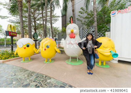 亞洲台灣台南大遠百火車站聖誕節耶誕節女性人像女生模特兒聖誕樹耶誕樹雪橇公車交通 亞洲台灣台南大遠百火車站聖誕節耶誕節女性人像女生模特兒聖誕樹耶誕樹雪橇公車交通 41989041