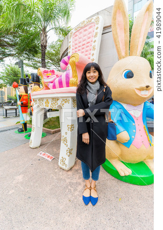 亞洲台灣台南大遠百火車站聖誕節耶誕節女性人像女生模特兒聖誕樹耶誕樹雪橇公車交通 41989044